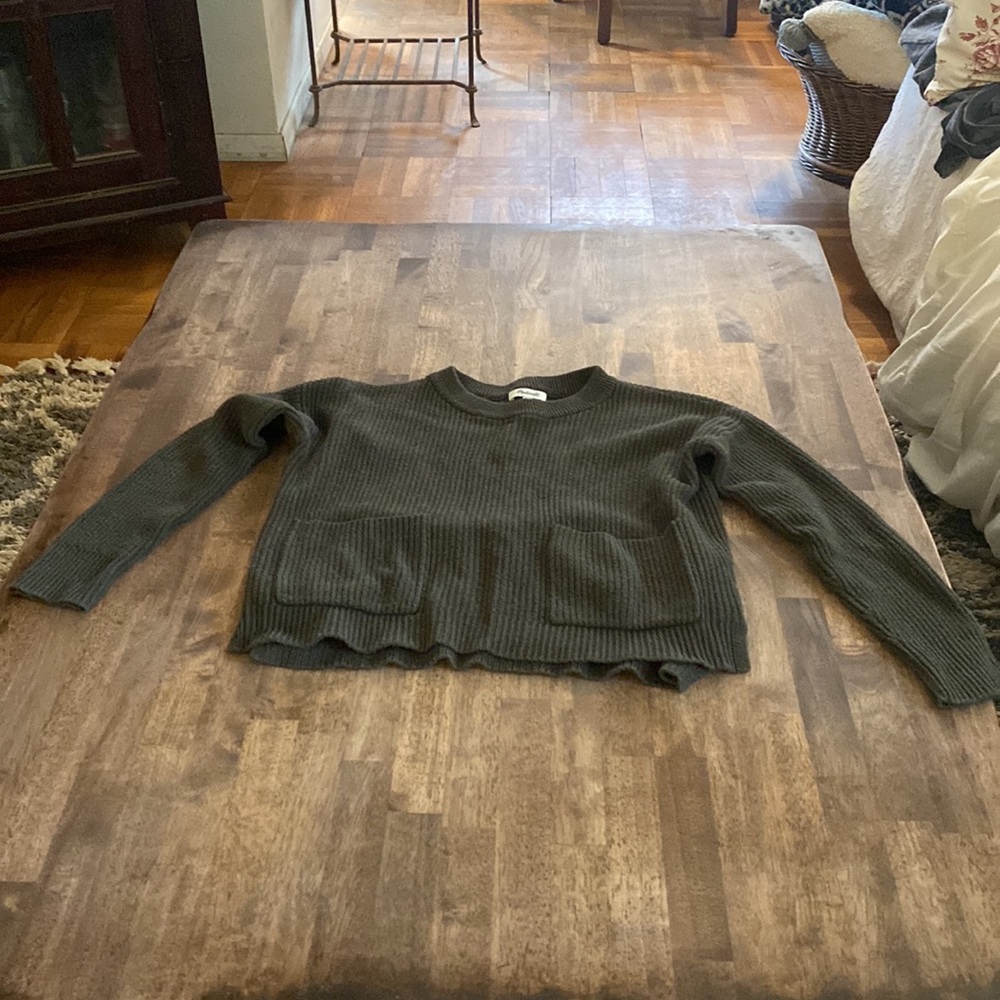 Madewell adorable short sweater with great pockets in front. - Picture 8 of 11